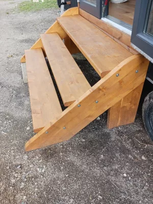 Schody z masivního dřeva - ke vchodu do tiny house Omatakka