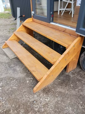 Schody z masivního dřeva - ke vchodu do tiny house Omatakka