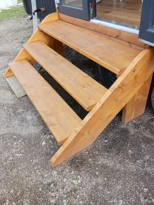 Schody z masivního dřeva - ke vchodu do tiny house